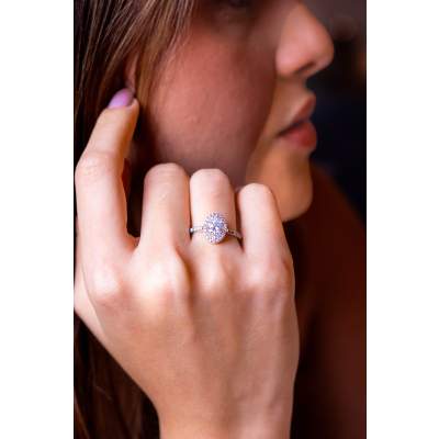 Anel oval ouro branco e diamantes