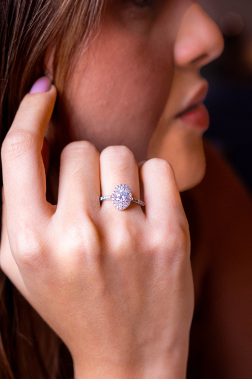 Anel oval ouro branco e diamantes